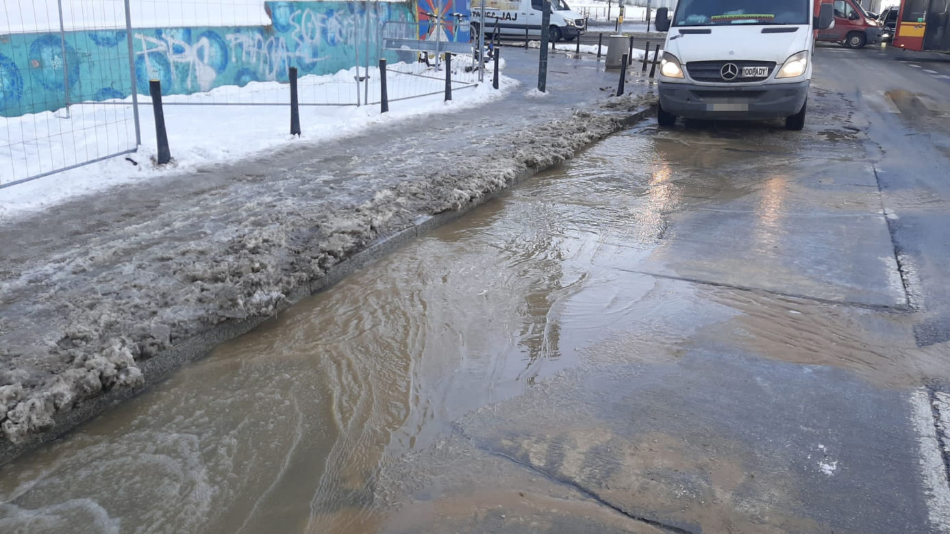 Potężna awaria na woli. Woda zalała ulicę, gigantyczne utrudnienia