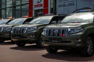 Toyota Land Cruiser powołana na służbę. Jeździsz do Czech? Uważaj na te radiowozy