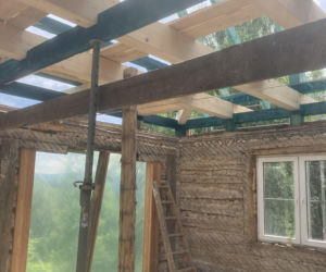 Remont drewnianej chaty w Tropiu (woj. małopolskie)