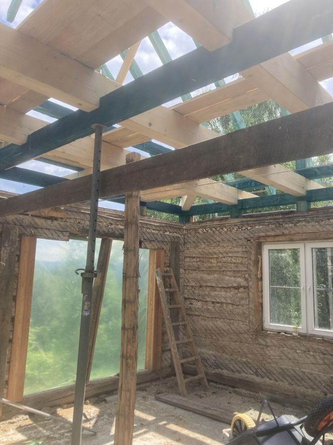 Remont drewnianej chaty w Tropiu (woj. małopolskie)
