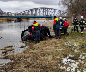 Tykocin: Mężczyzna wjechał hondą do Narwi. Z rzeki wyłowiono samochód [ZDJĘCIA]