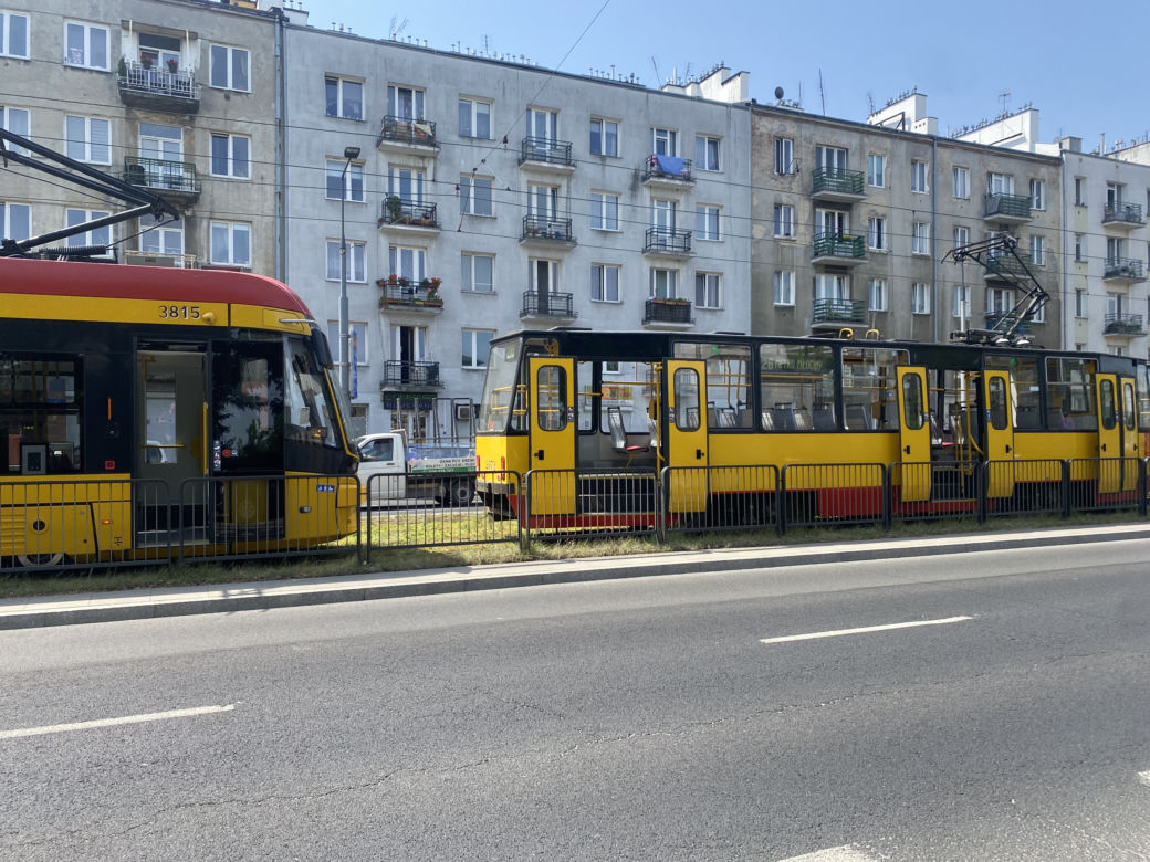 Wypadek na Grochowskiej w Warszawie. Auto zablokowało ruch tramwajowy