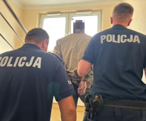 Policjanci złapali oszusta jak odbierał pieniądze. Mężczyzna usłyszał już zarzuty