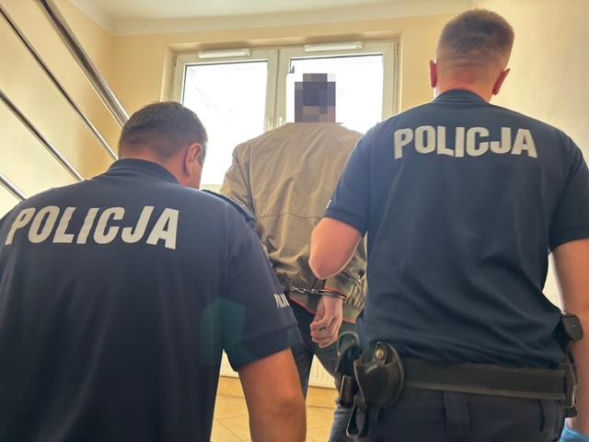 Policjanci złapali oszusta jak odbierał pieniądze. Mężczyzna usłyszał już zarzuty