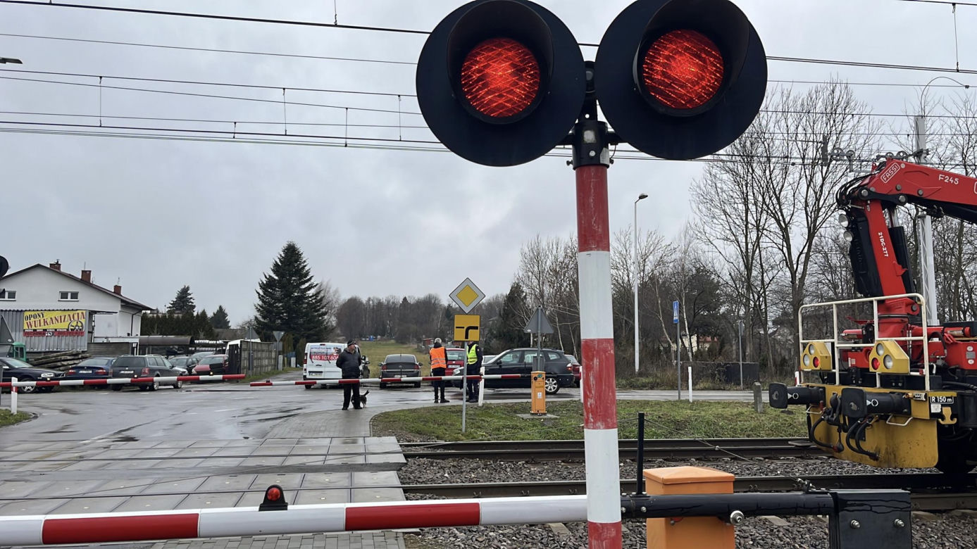 Kierowca dostawczaka wyłamał szlaban. Tak PKP promuje kampanię "Bezpieczny Przejazd"