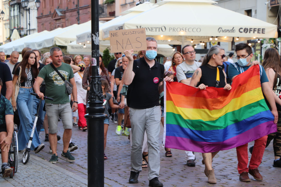 Torunianie protestują przeciwko przegłosowaniu Lex TVN