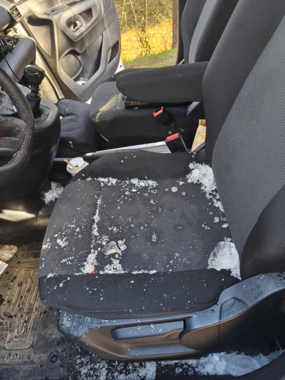 Koszmarny wypadek na trasie Białystok - Grajewo. Bryła lodu przebiła szybę