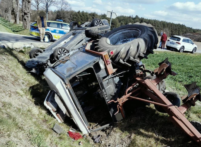 3 promile, sądowe zakazy, cofnięte uprawnienia. A kierowca ciągnika i tak ruszył w drogę!