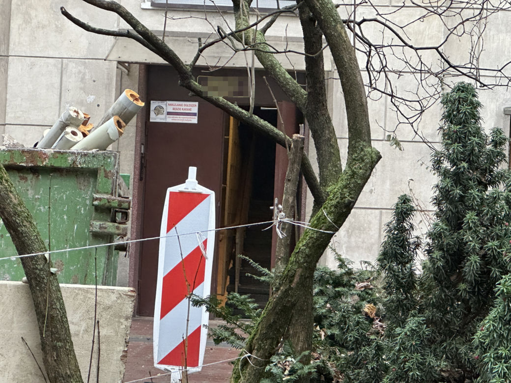 Ewakuacja w kamienicy na Pradze-Północ. Pod posadzką były pociski artyleryjskie!