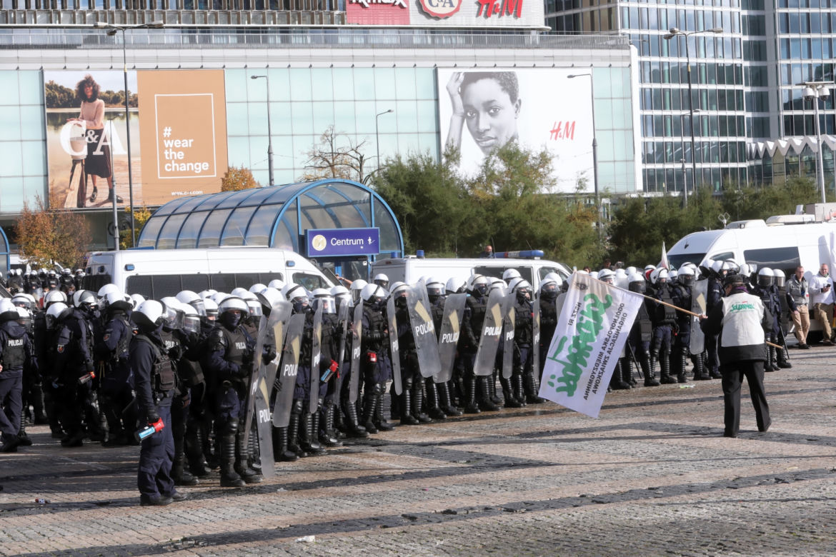 Protest antycovidowców i przedsiębiorców na Placu Defilad