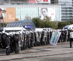 Protest antycovidowców i przedsiębiorców na Placu Defilad