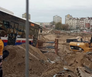 Kierowca autobusu stracił przytomność i wjechał w dziurę!