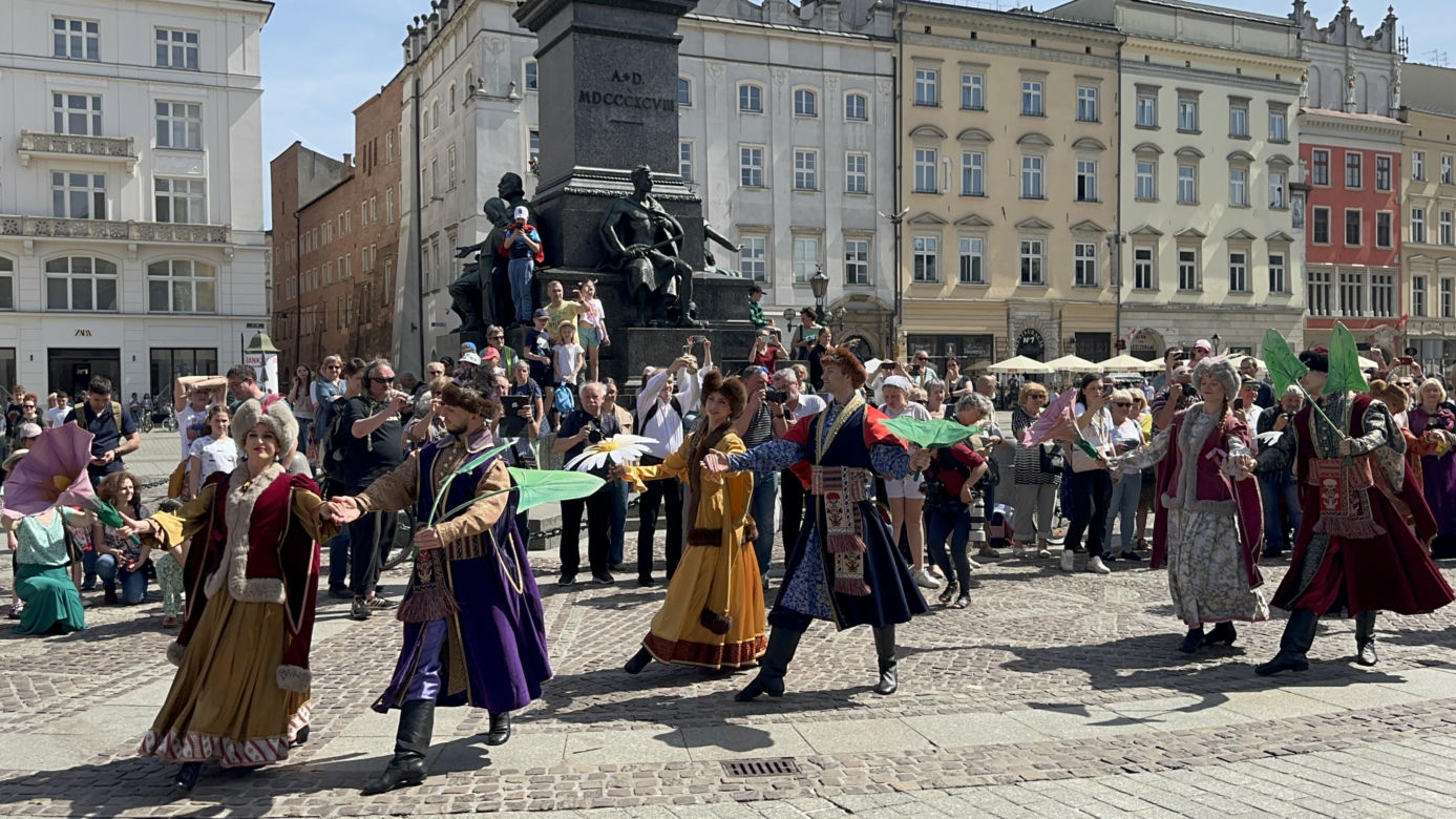 "Polonez wiosenny" na Rynku Głównym w Krakowie
