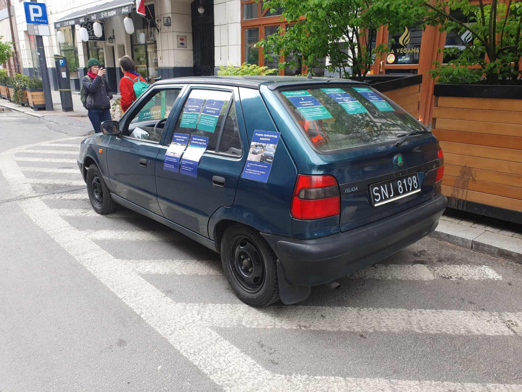 Samochód zaparkowany na placu 5 rogów