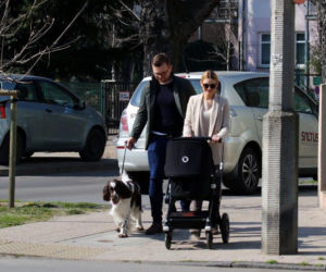 Babcia pracuje, dzieci spacerują