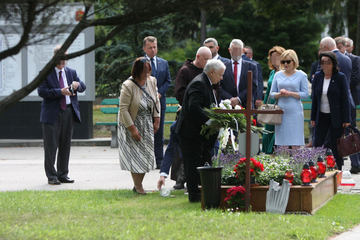 Kaczyński złożył kwiaty na grobie Kornela Morawieckiego 