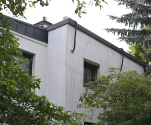 Smutny widok domu Kaczyńskiego. Willa na Żoliborzu się sypie