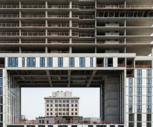 Kontrowersyjna budowa w Poznaniu. Blok z dziurą na dom – jaki finał?