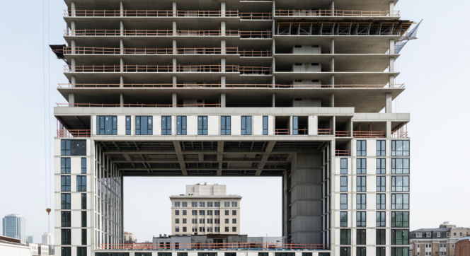 Kontrowersyjna budowa w Poznaniu. Blok z dziurą na dom – jaki finał?