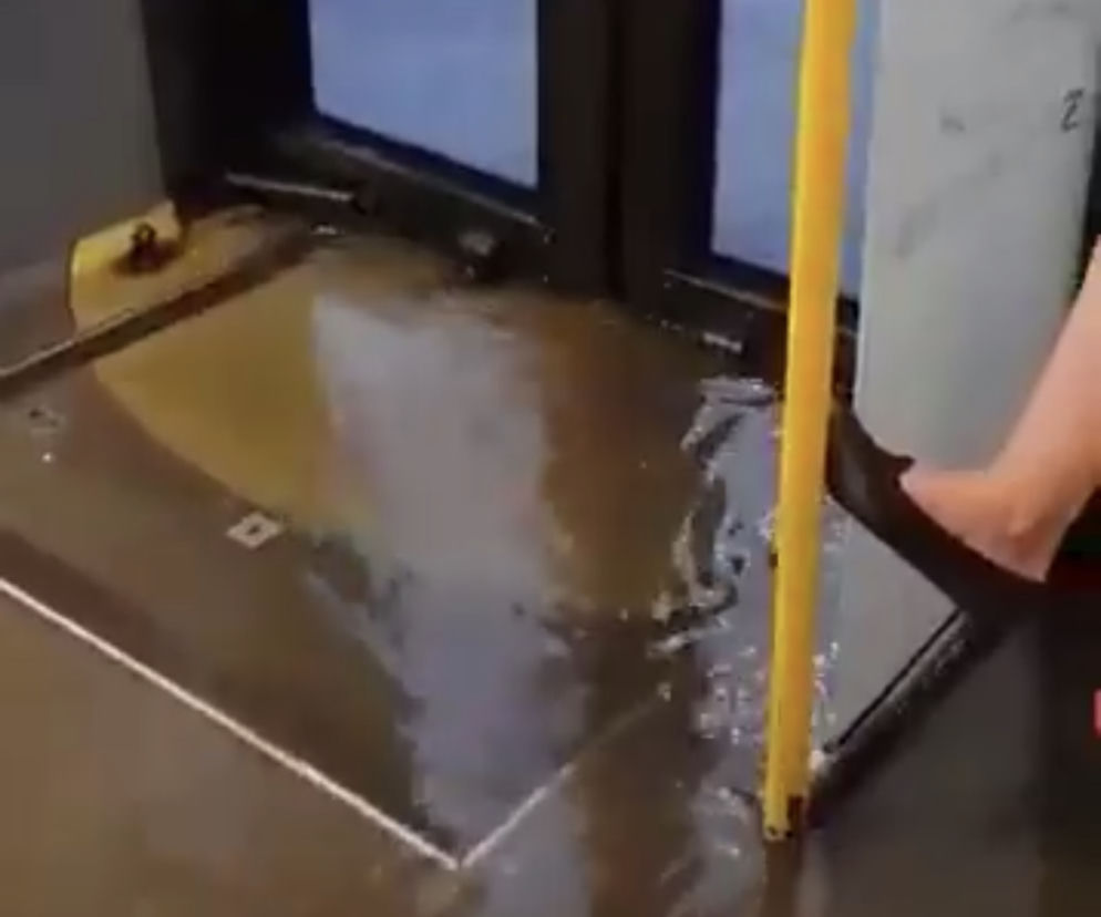 Woda wlała się do autobusu