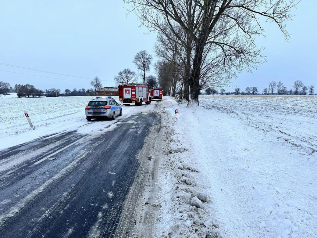 Fatalne warunki na drogach! Dwa auta wylądowały na dachu [ZDJĘCIA]