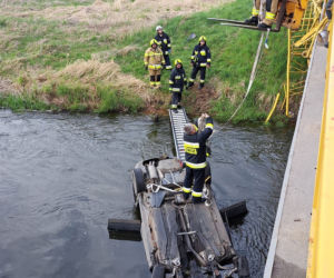 Pijany kierowca przebił barierki i spadł z mostu do rzeki