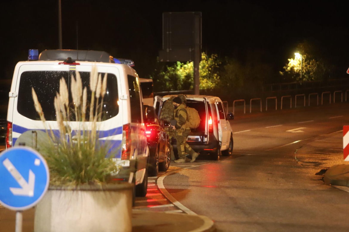 Terrorysta na lotnisku w Hamburgu przetrzymuje córkę jako zakładniczkę