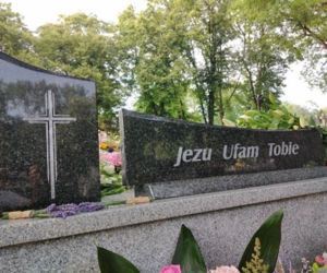 Tarnów. Ostatnie pożegnanie Karoliny Bojarskiej. Grobowiec utonął w kwiatach 
