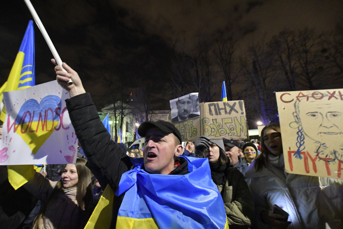 Transparenty na antyrosyjskich protestach