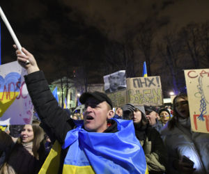 Transparenty na antyrosyjskich protestach