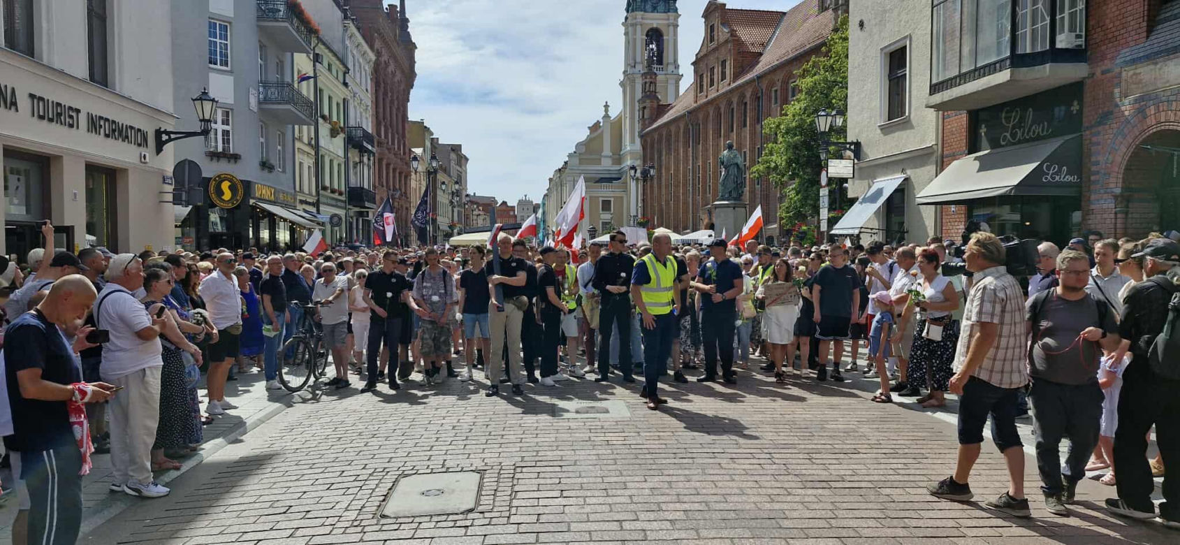 Marsz Milczenia dla Klaudii w Toruniu. „Niech nasza cisza przemówi głośniej niż słowa” [RELACJA NA ŻYWO]