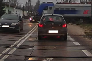 Szlabany były podniesione, a rozpędzony pociąg przemknął między autami. Ułamki sekund dzieliły od tragedii 
