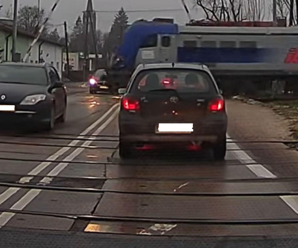 Szlabany były podniesione, a rozpędzony pociąg przemknął między autami. Ułamki sekund d