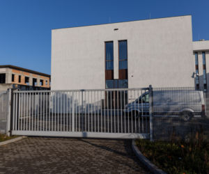 Dźgnął w plecy, nagrały go kamery sądu