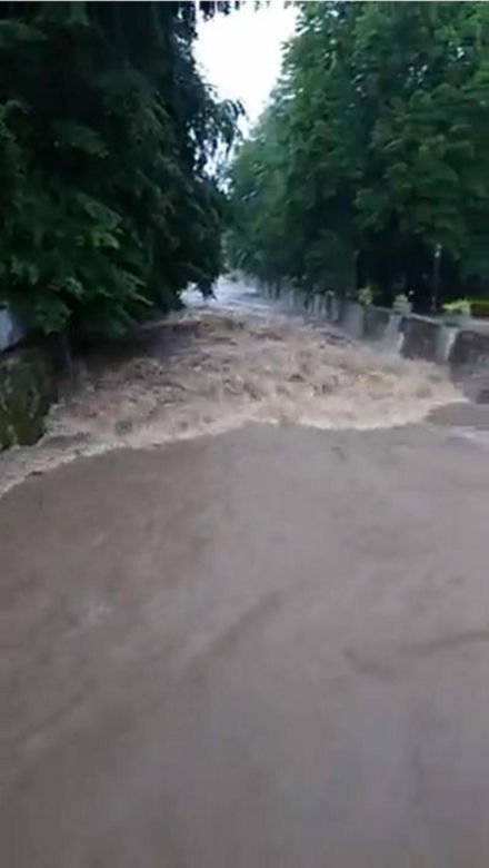 Powódź w Bielsku-Białej. Ulice zamienił się w rzeki. Zalane auta i posesje 