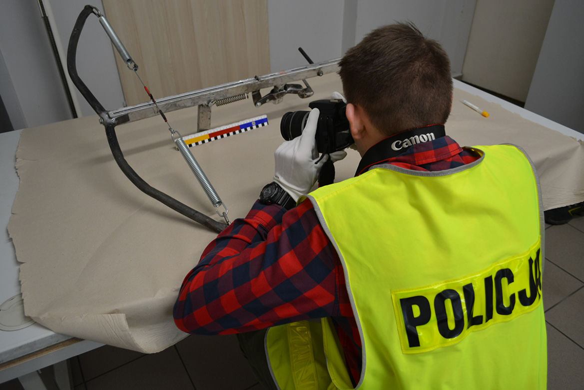 Ustrzelił żonę z kuszy, bo dostała kwiaty