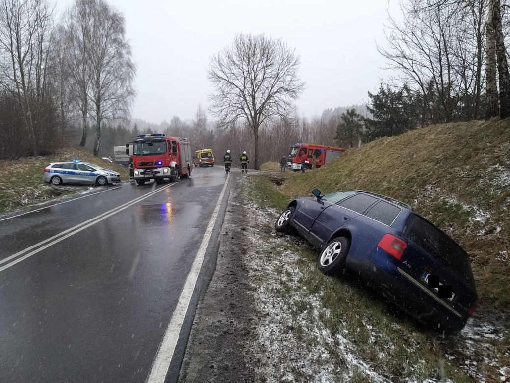 Trudne warunki na drogach. Na DK 51 w okolicach "czarnego punktu" dachowało auto [ZDJĘCIA]