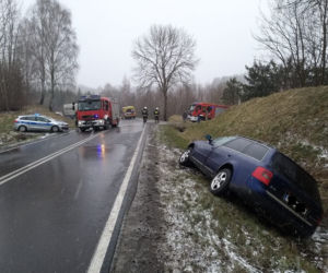 Trudne warunki na drogach. Na DK 51 w okolicach czarnego punktu dachowało auto [ZDJĘCIA]