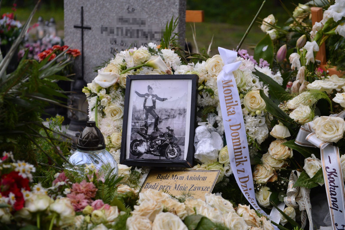 Grób zmarłej motocyklistki Karoliny z Zielonki