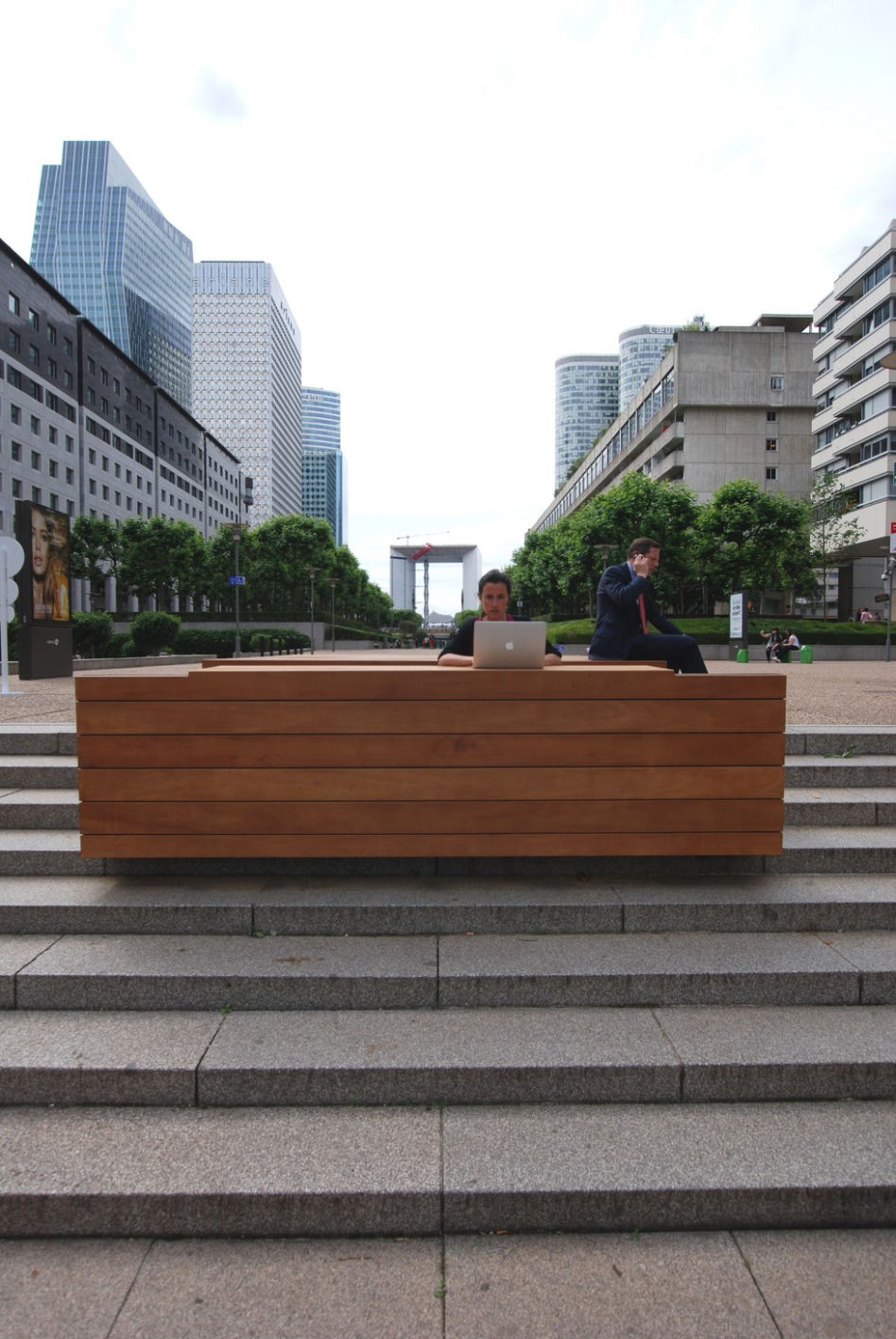 Meble miejskie w paryskiej La Défense