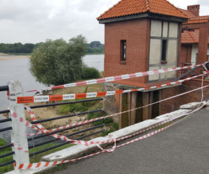Auto przebiło barierki i wleciało do ujścia Trynki do Wisły w Grudziądzu