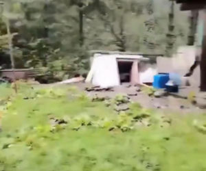 Oberwało się zbocze z domem, rodzina zaczęła uciekać! Dramatyczne wideo