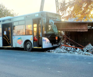 Autobus wjechał w posesję