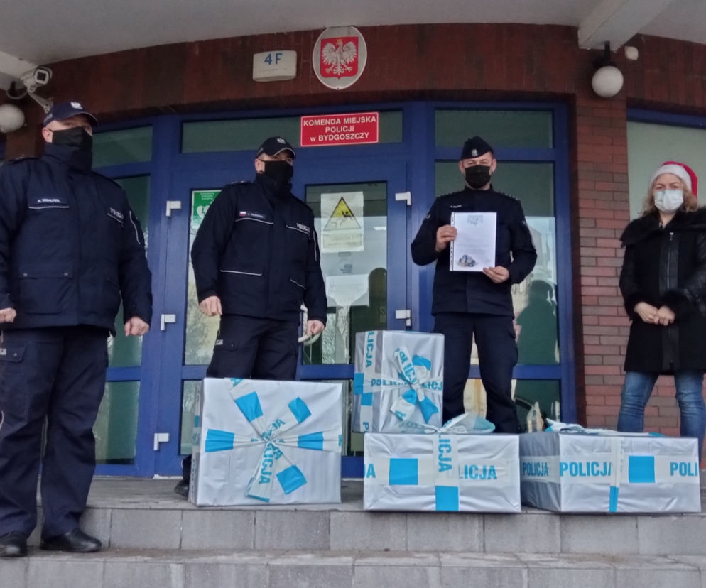 paczki dla dzieci od bydgoskich policjantów