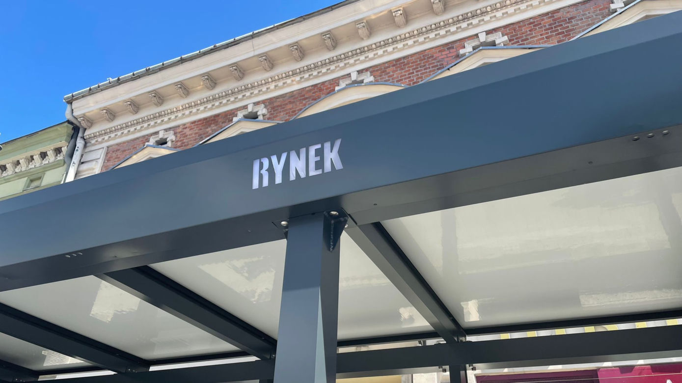 Nowoczesny przystanek zamontowano w centrum Nowego Sącza 