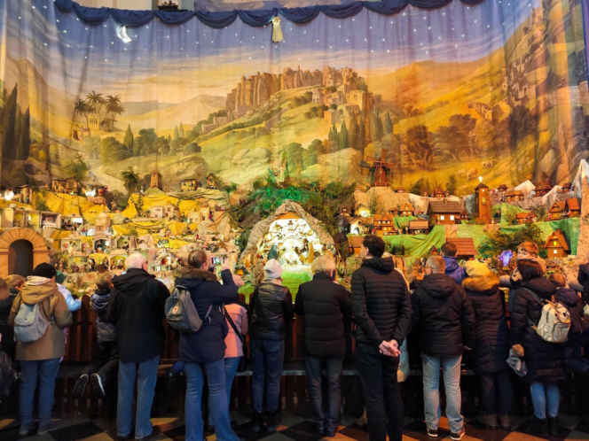 Niezwykła ruchoma szopka w Krakowie robi furorę! Ma ponad 100 figurek, a jej historia sięga 800 lat