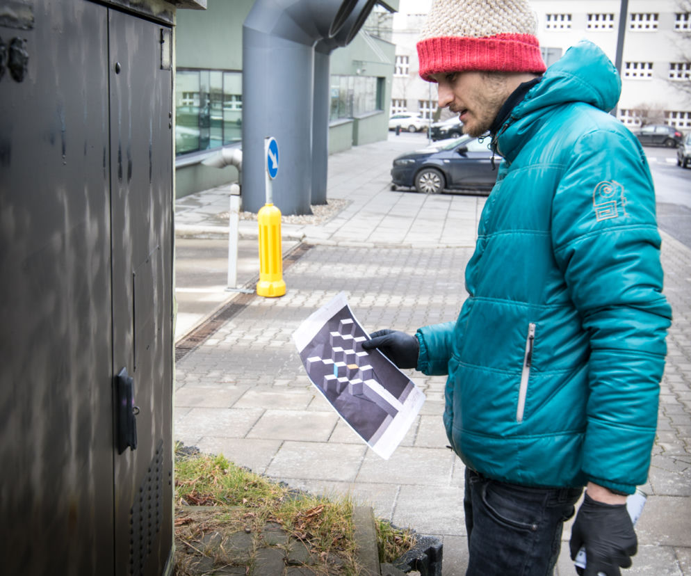 Artysta pomaluje skrzynki elektryczne w centrum Katowic. Chce zwrócić uwagę na problem dewastacji w przestrzeni publicznej