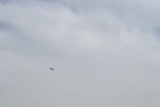 Myśliwiec F-16 niszczy drona nad plażą w Dubaju. Szokujące nagranie trafiło do sieci