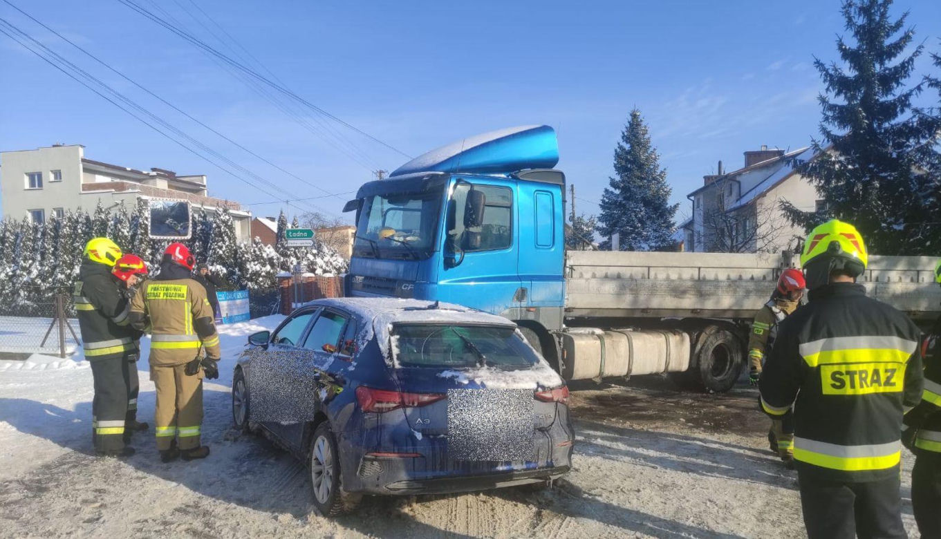 Wola Rzędzińska. Zderzenie ciężarówki z osobowym audi