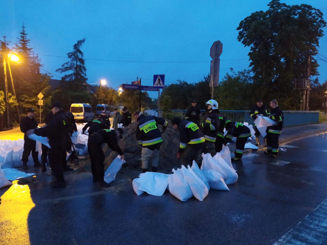 Powódź w krakowskim Bieżanowie: zalane posesje, nieprzejezdne drogi. Walka z żywiołem trwa